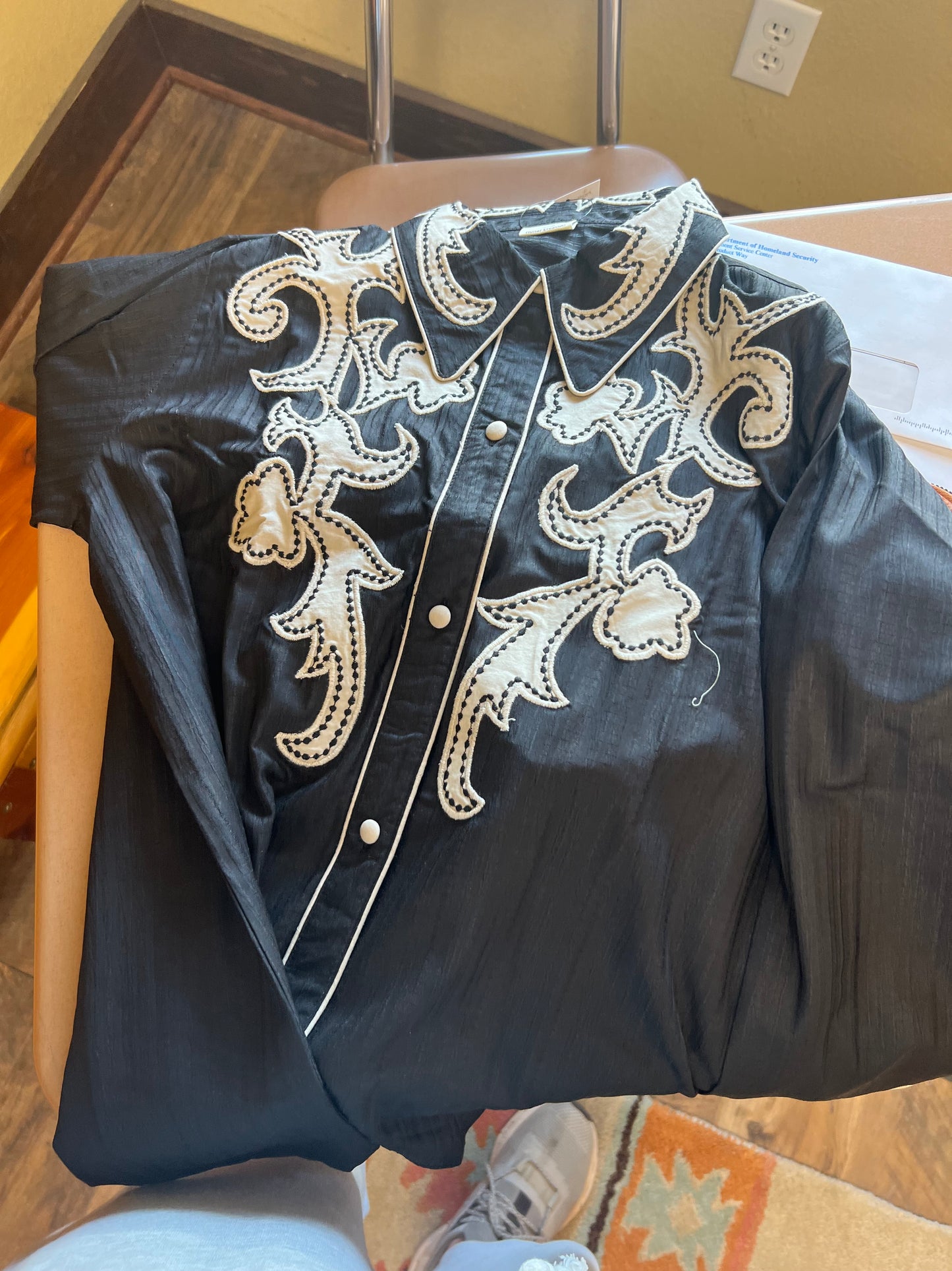 HH2535 APPLIQUE FLORAL BLACK LONG SLEEVE