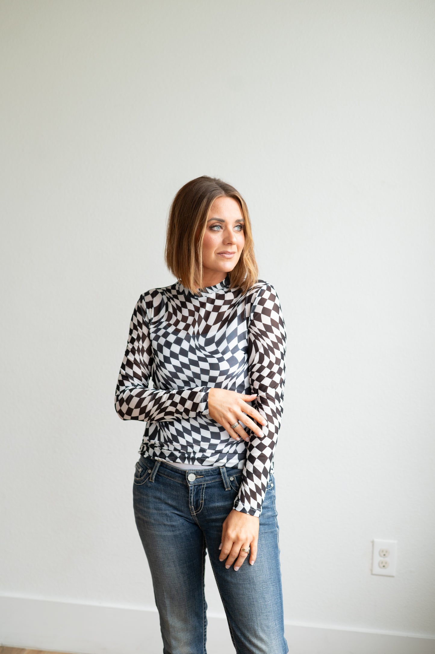 HH1221 BLACK AND WHITE WAVY CHECK