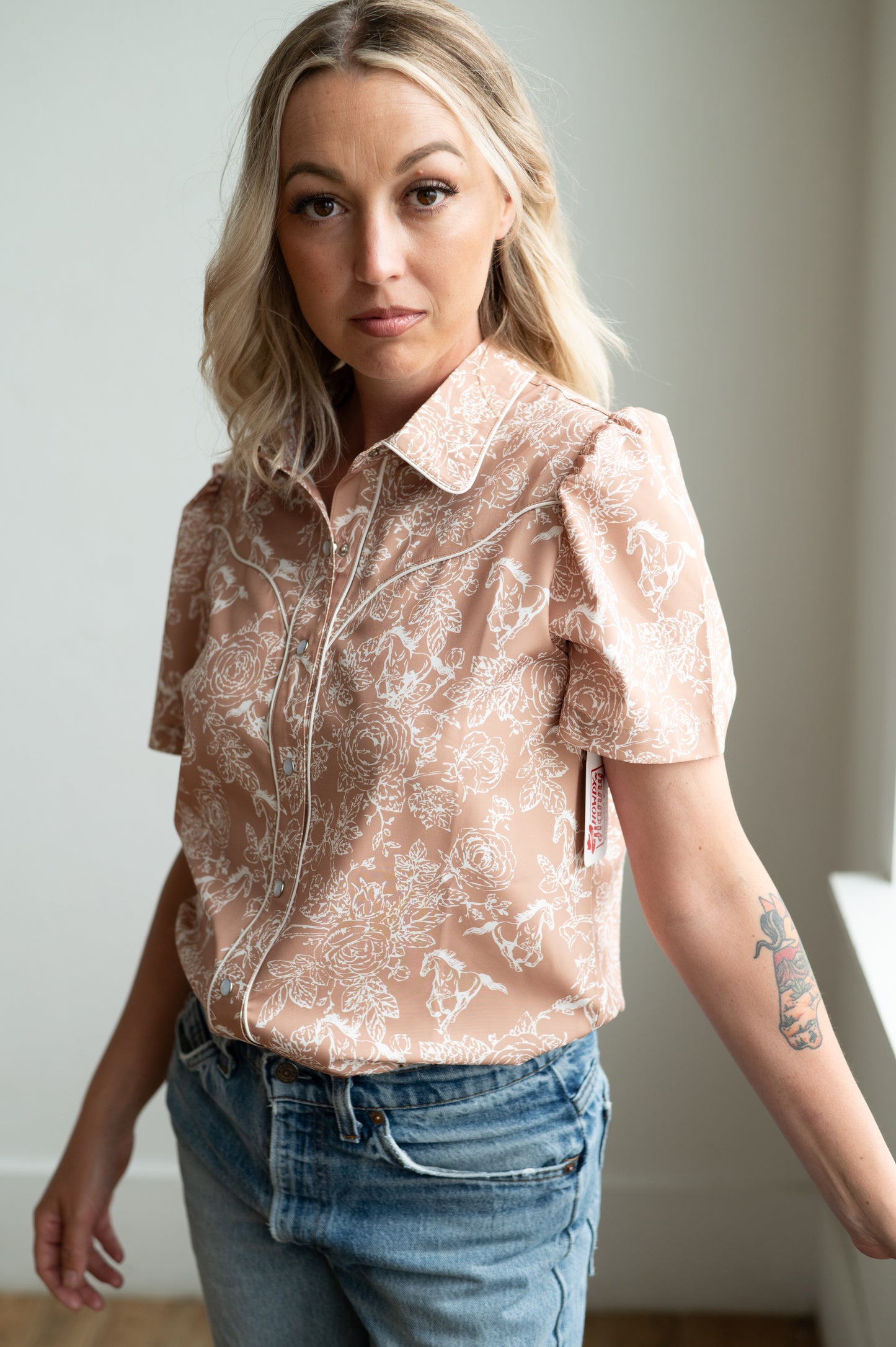 HH2705 TAN ROSE HORSE SHORT SLEEVE PEARL SNAP