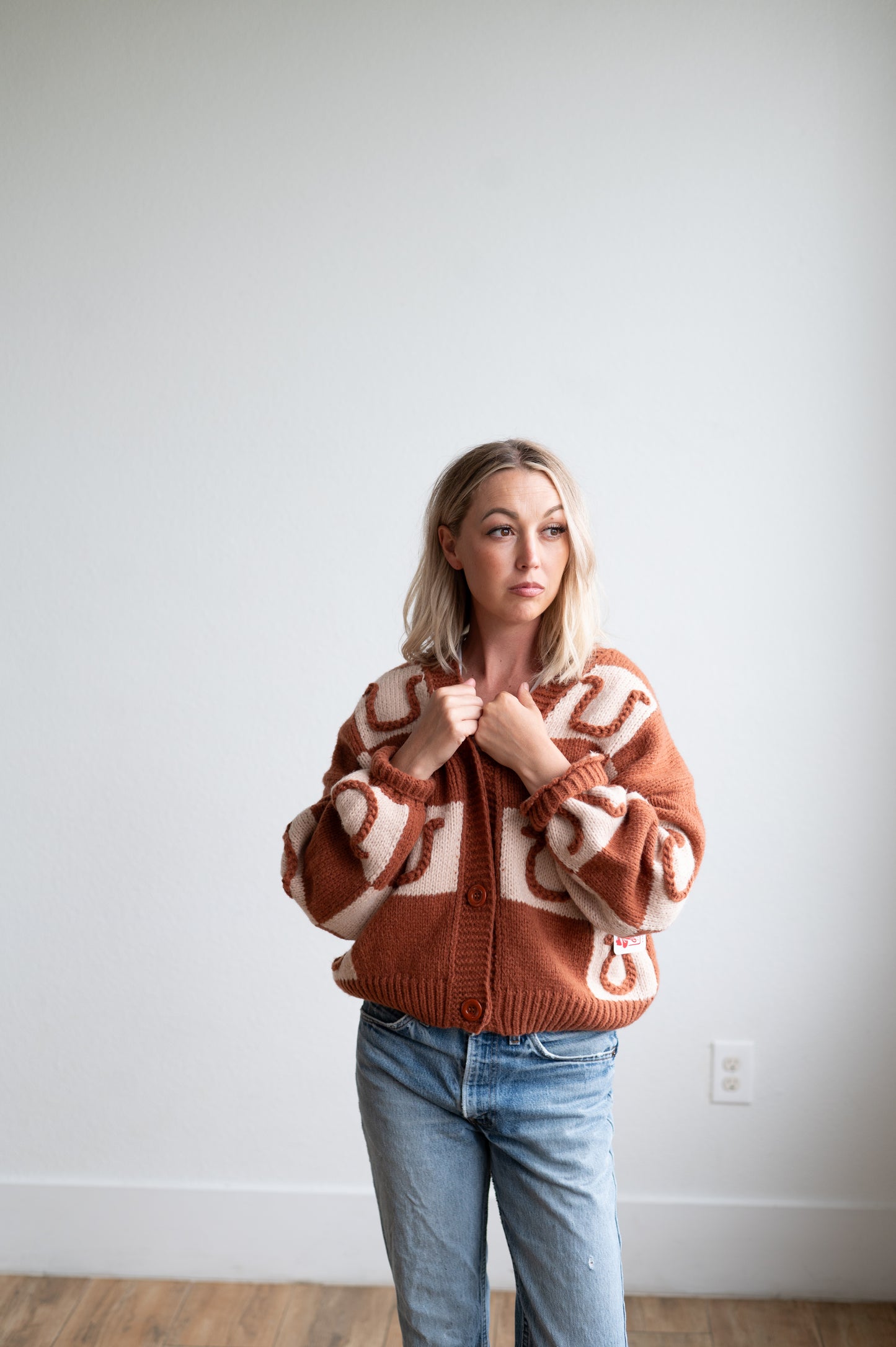 HH2864 BROWN HORSESHOE CHECK CARDI